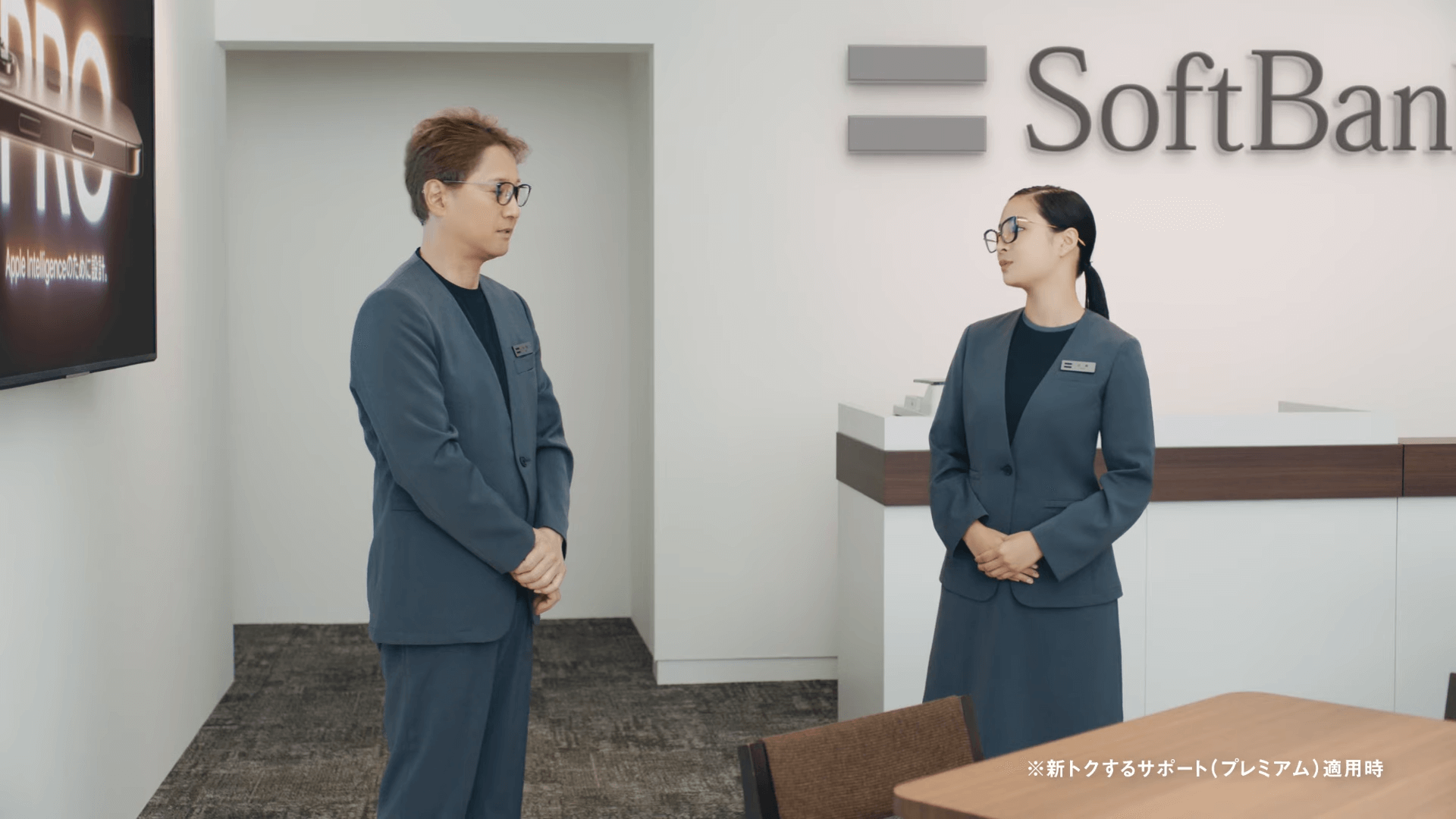 Softbank CM “Paytoku Manager Softbank Shop” (30 seconds) Masahiro Nakai, Suzu Hirose (1)